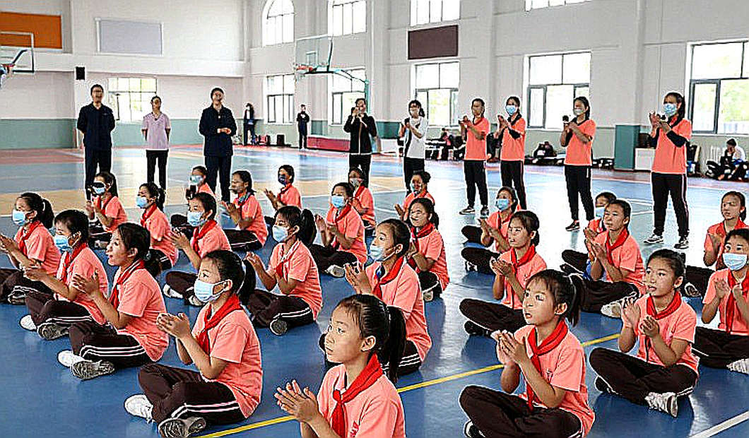 Khoảng cách giữa cơn sốt đội tuyển Việt Nam và sự vắng lặng của V.League