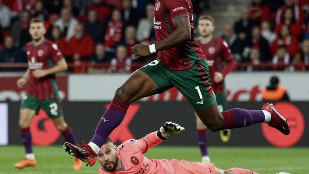 Sự im lặng trước tiếng còi: Van Dijk, Depay và bài toán bàn giao của Hà Lan Sự im lặng trước tiếng còi: Van Dijk, Depay và bài toán bàn giao của Hà Lan