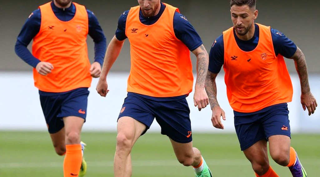 Sự im lặng trước tiếng còi: Van Dijk, Depay và bài toán bàn giao của Hà Lan Sự im lặng trước tiếng còi: Van Dijk, Depay và bài toán bàn giao của Hà Lan
