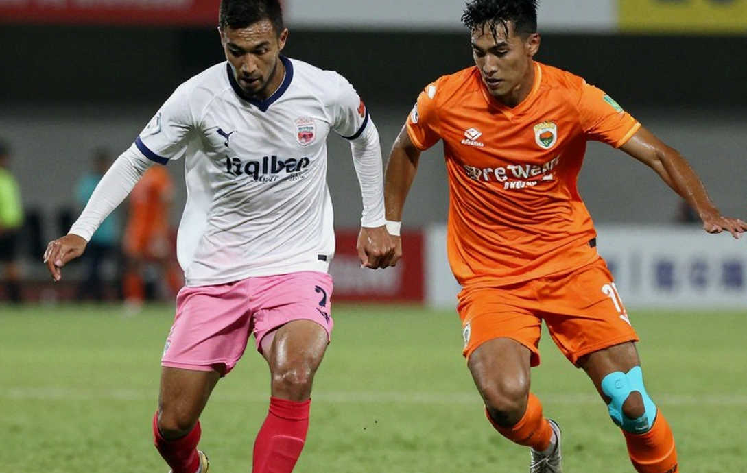 V-League và cơn sốt hàng ba trung vệ: tấm bảo hiểm cho ghế huấn luyện viên, không phải một bước tiến chiến thuật V-League và cơn sốt hàng ba trung vệ: tấm bảo hiểm cho ghế huấn luyện viên, không phải một bước tiến chiến thuật