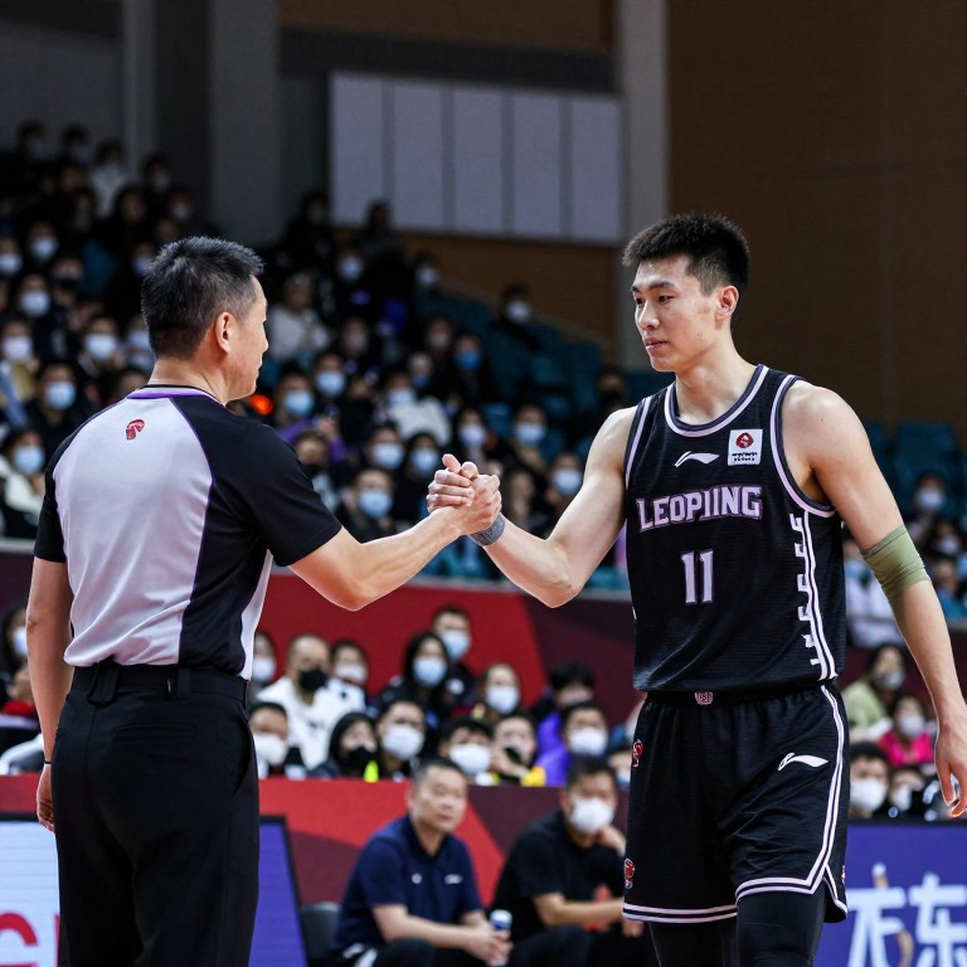 Erokspor hạ Anadolu Efes: bốn dòng bảng điểm và khoảng trống không ai đọc