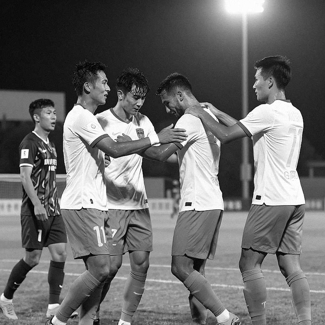 Nam Định 0-3 SHB Đà Nẵng: Phút 54 ở Thiên Trường và cái bẫy của một tỷ số đẹp Nam Định 0-3 SHB Đà Nẵng: Phút 54 ở Thiên Trường và cái bẫy của một tỷ số đẹp