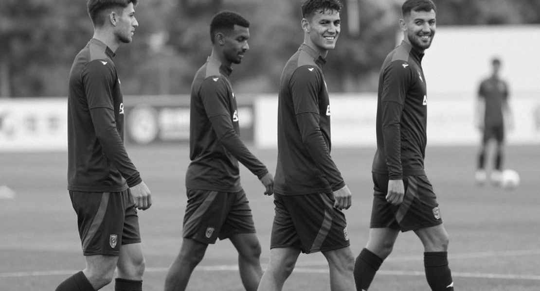 Hà Lan và canh bạc 11 ngày: Khi Xavi mang bảy tiền vệ trung tâm đến Oranje Hà Lan và canh bạc 11 ngày: Khi Xavi mang bảy tiền vệ trung tâm đến Oranje